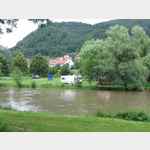 Blick ber die Donau auf den Campingplatz "Wagenburg" in Hausen- Beuron, Juni07