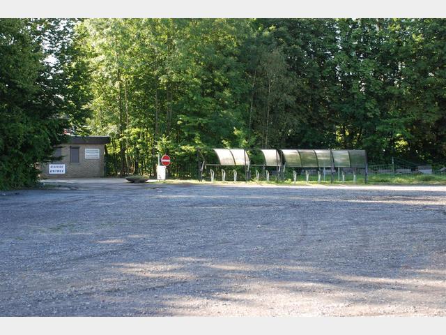  Onverharde parkeerplaats aan de voorkant van de camping Godarville CHARLEROI / BEL