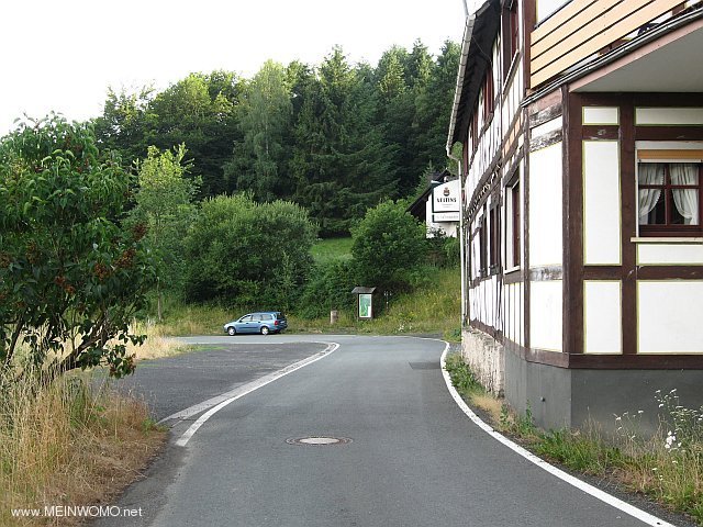  Restaurant De Katzenbacher met parkeerplaats voor een verblijf (juli 2010) 