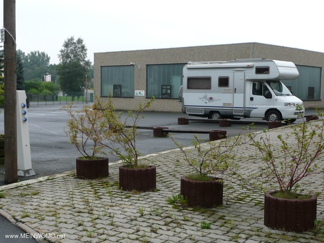  Parking by the automobile business in Selb