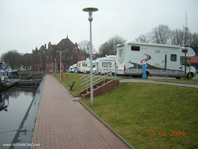  Parcheggio al vecchio porto fluviale di Emden