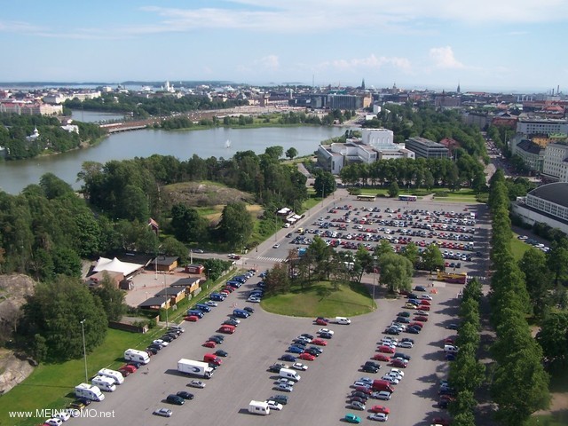 Blick vom Olympiaturm auf den Parkplatz