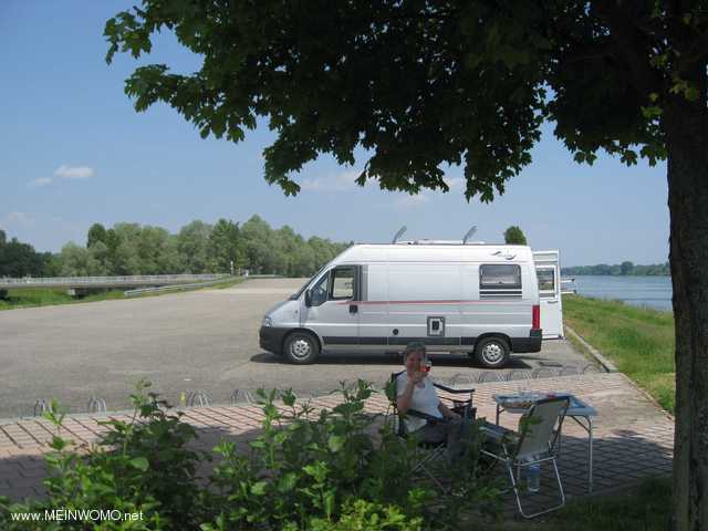 am Rheinufer bei Munchhausen