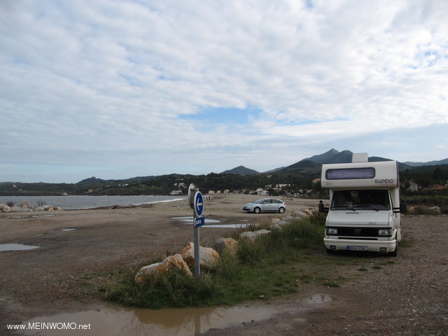 Racou Plage, Parkplatz am Meer mit Blick auf die Pyrenen