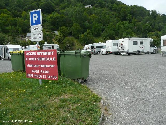  Parkeerplaats in Arreau augustus 2011