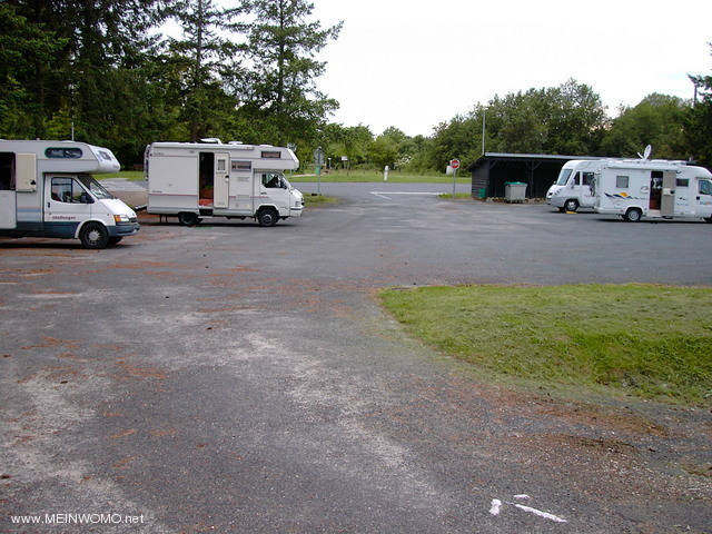  View of the parking lot towards access,