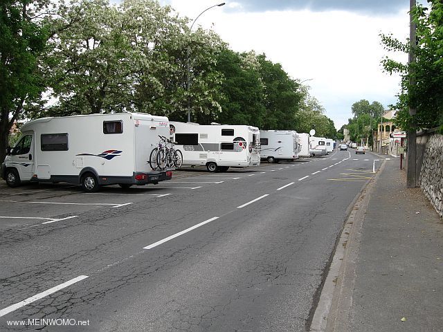  Bergerac, malgr linterdiction voici de nombreux camping-cars (Avril 2011)
