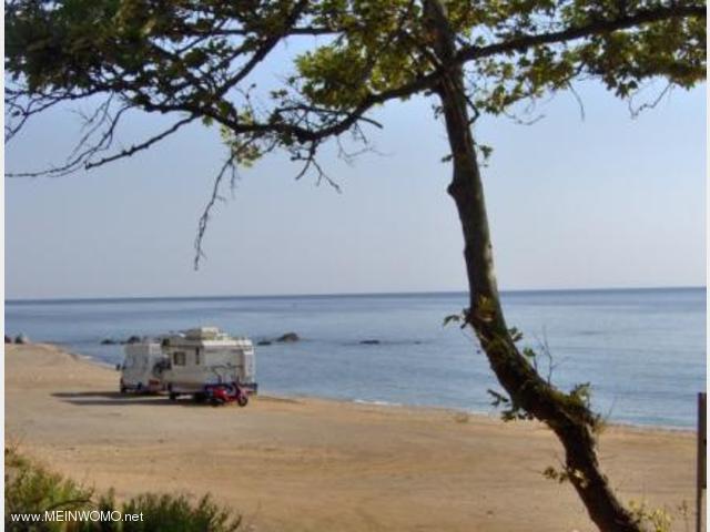  Agiokambos - Bella anche in alta stagione parcheggio abbastanza vuoto direttamente sulla spiaggia d ...