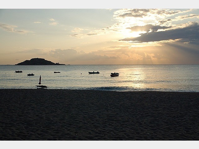  Sunrise on the sandy beach of Camp Cavalo Bianco 
