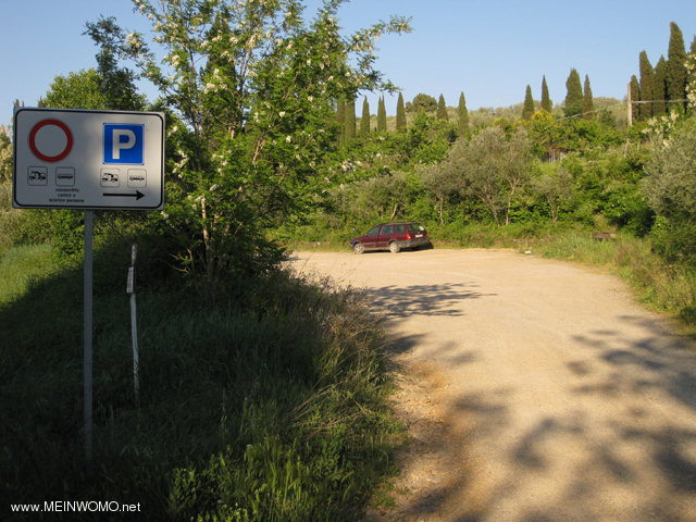  Einfahrt zum Parkplatz Castelnuovo dell Abate 