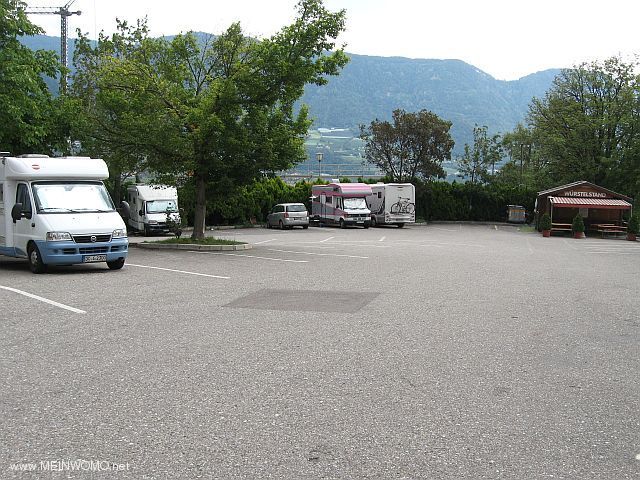Parkplatz Dorf Tirol (Juli 2011)