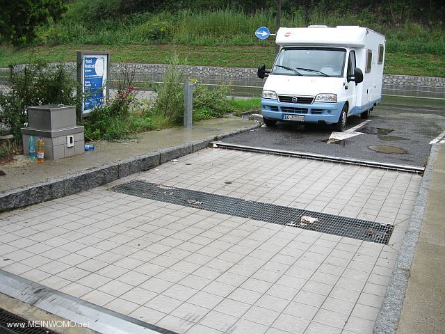 Brixen, Ver- und Entsorgung an der Esso-Tankstelle (August 2011)