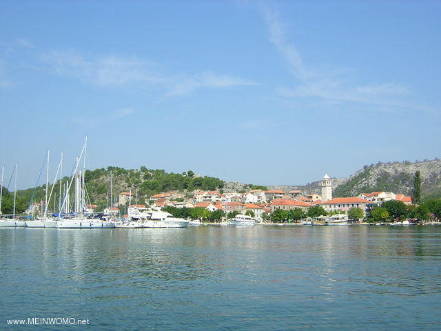 Scradin b.Sibenik - Kroatien - Dalmatien, Blick v. Boot auf den Ort