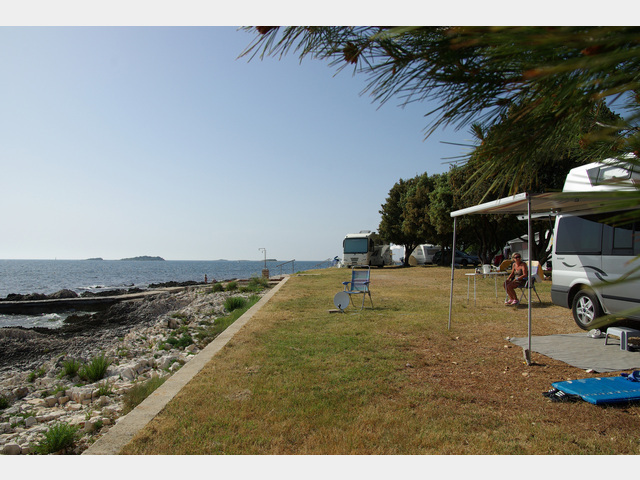  Kroatien - Istrien, campingplatser..  Pore Bijela Uvala parkeringsplats vid vattnet juni  ...