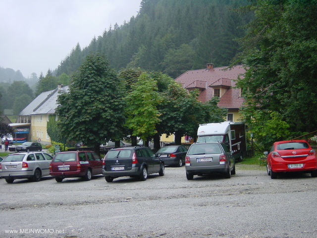 Der groe Parkplatz beim Gasthof Donner