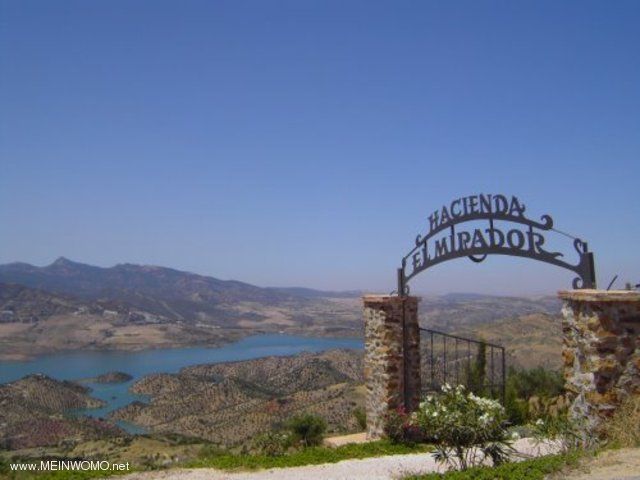 Einfahrt zur Hacienda und Aussicht auf den Embalse de Zahara und die Sierra de Grazalema