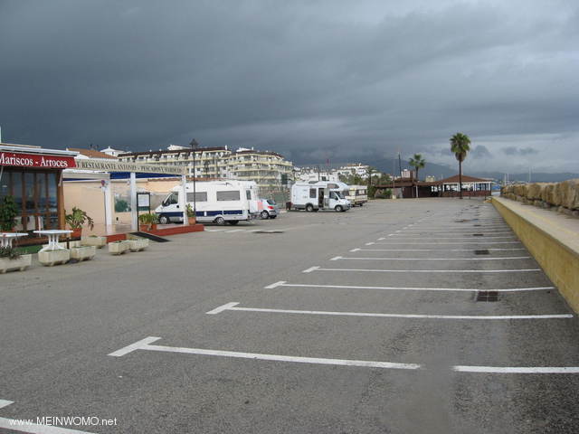  Il parcheggio in strada sulla spiaggia di Castillo de Duquesa