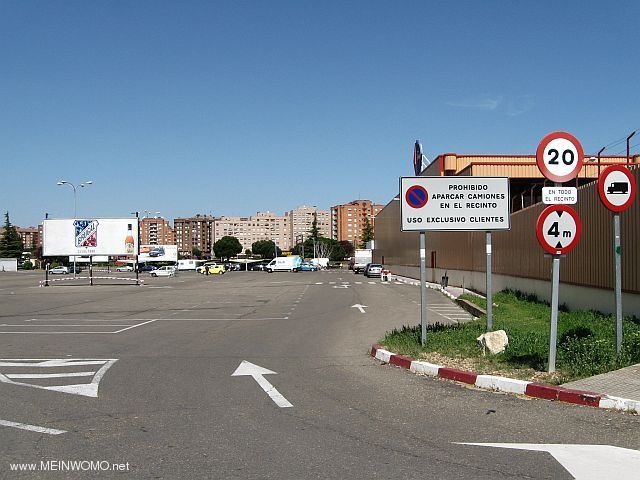  Leon, parking Carrefour (Avril 2011)